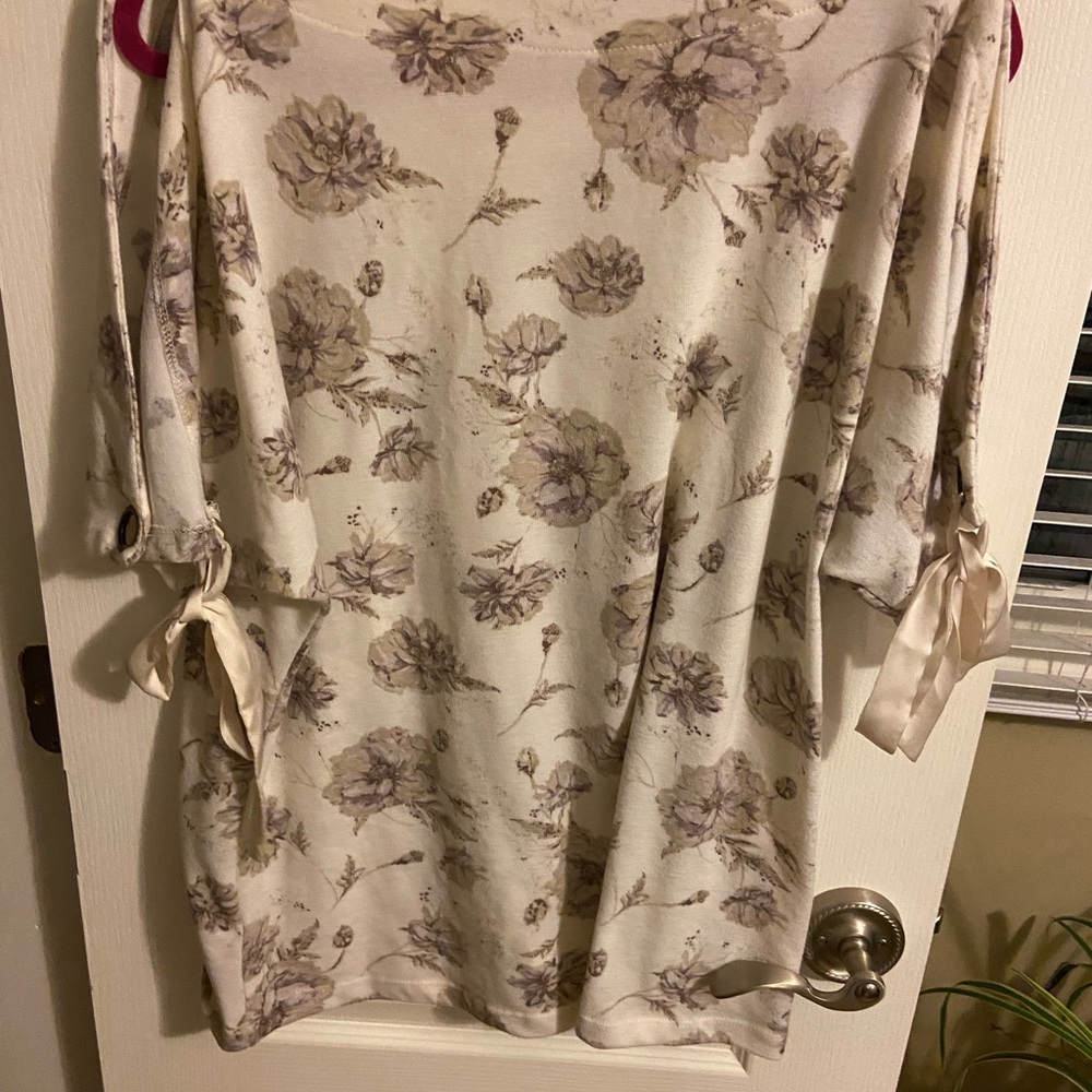 Maurice’s Womens plus size short sleeve top. 2x ribbon sleeve tie detail.